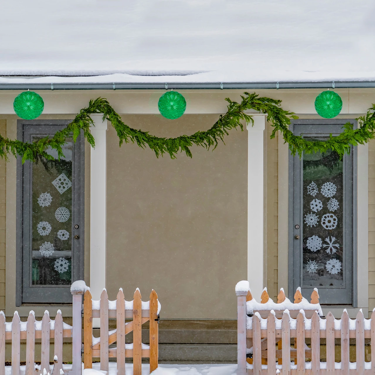 6" LED Lighted Green Crystal Sphere Outdoor Christmas Decoration 2 6" LED Lighted Green Crystal Sphere Outdoor Christmas Decoration - Image 2